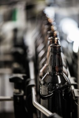 Boş şişeleri ile satır