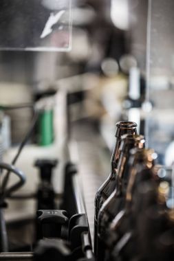 Karanlık şişe konveyör