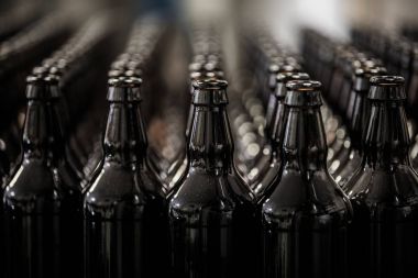 satır boş şişeler