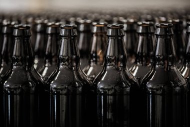 Satır kahverengi cam şişelerde