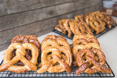 Birçok fırından yeni çıkmış simit soğutma