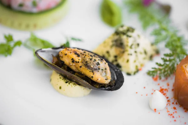 Мидии на тарелке с морепродуктами — стоковое фото