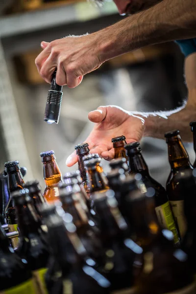 Nivel de llenado de la persona del cultivo en botellas —  Fotos de Stock