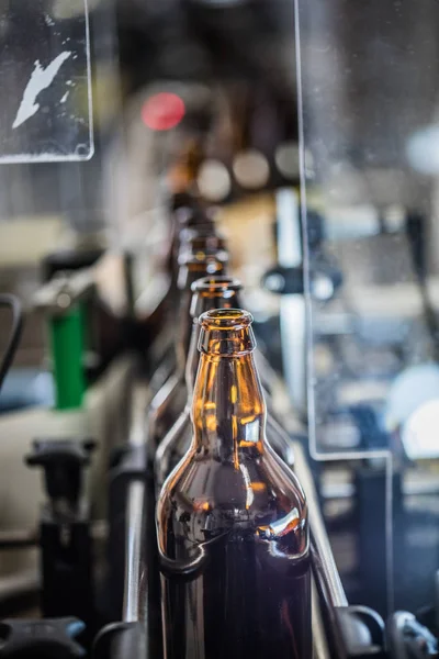 Reihe von Flaschen auf Förderband — Stockfoto