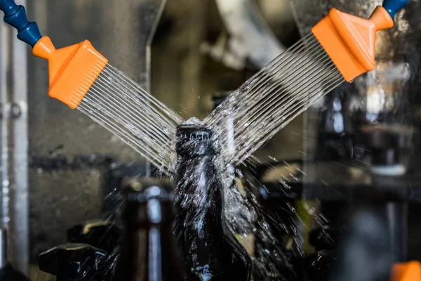 Стирка бутылок пива на заводе — стоковое фото