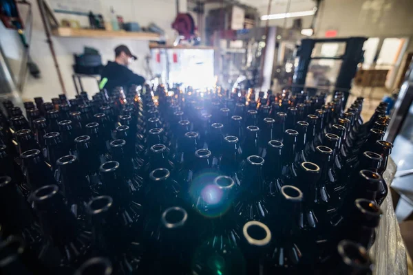Montón de botellas en microcervecería —  Fotos de Stock