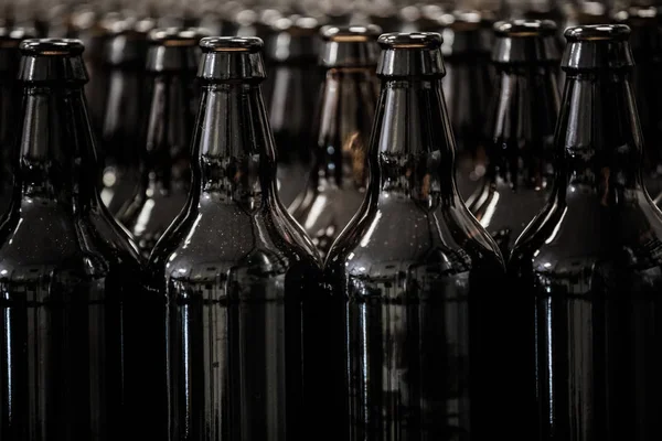 Пустые бутылки на заводе — стоковое фото