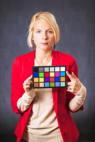 Mulher loira segurando placa de cor — Fotografia de Stock