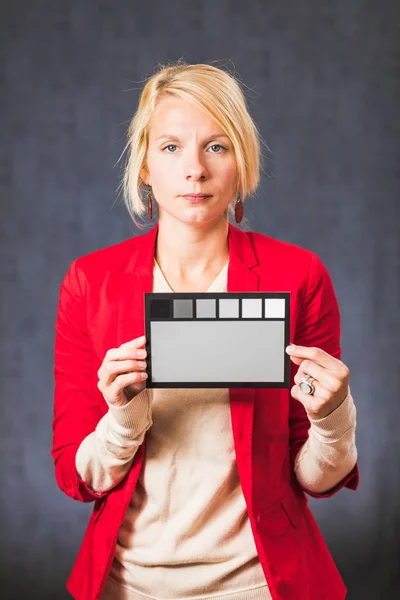 Wanita memegang papan warna abu-abu — Stok Foto