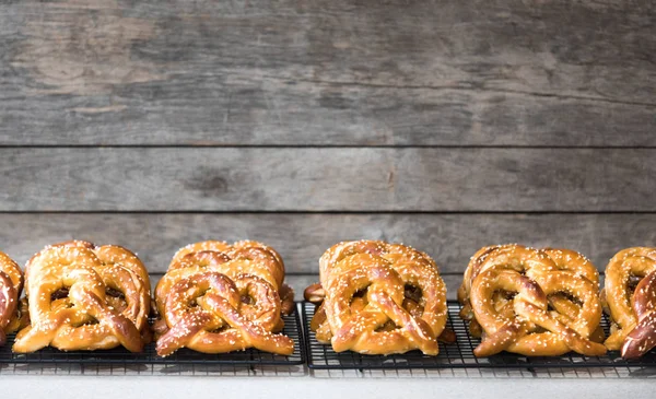 Många nybakade Pretzel kylning — Stockfoto