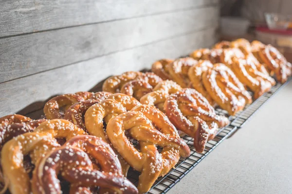 Muchos Pretzel recién horneado enfriamiento —  Fotos de Stock