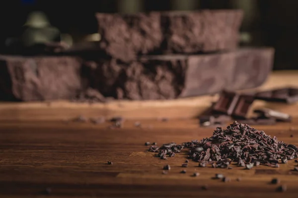 Γλυκό Διάταξη Των Κόκκων Κακάο Και Σοκολάτα Μπαρ Στην Ξύλινη — Φωτογραφία Αρχείου