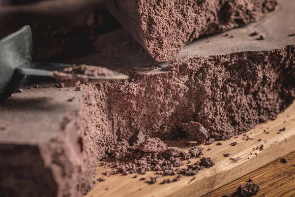 Primer plano de Big Chocolate Block y cuchillo . —  Fotos de Stock