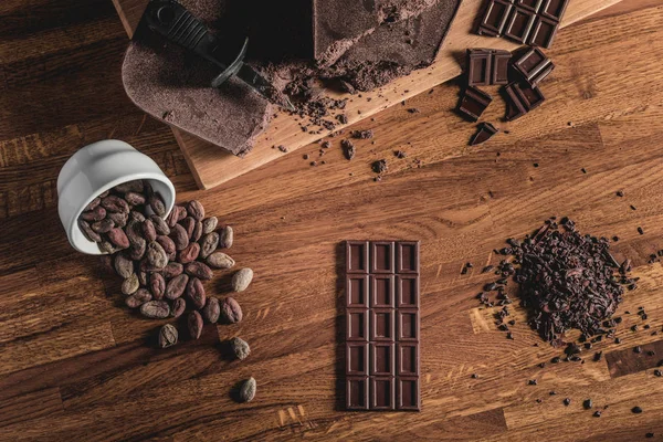 Sweet Table Top View Arranjo Grãos Cacau Bicos Barras Chocolate — Fotografia de Stock