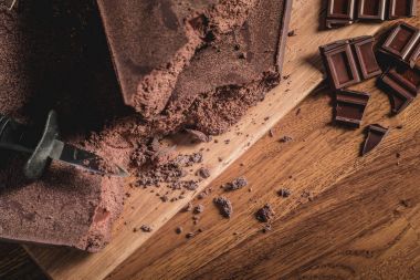 Tatlı tablo üst görünüm düzeni kakao çekirdekleri, hazretleri ve ahşap yüzey üzerinde çikolata bar.