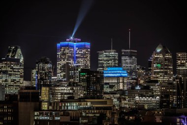 Montreal, Kanada - 21 Kasım 2017: Şehir merkezindeki gökdelenler ve şehir manzarası, gece yükseltilmiş bir bakış açısından.