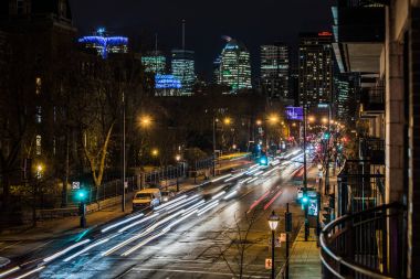 Montreal, Kanada - 22 Kasım 2017: Sherbrooke trafik arabalar ışıkları akşam Rush Hour sırasında