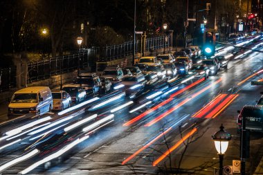 Montreal, Kanada - 22 Kasım 2017: Sherbrooke trafik arabalar ışıkları akşam Rush Hour sırasında