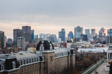 Montreal, Kanada - 24 Kasım 2017: Montreal şehir görünümü günbatımı sırasında doğudan