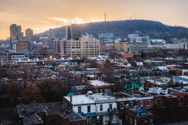 Montreal, Kanada - 24 Kasım 2017: Mount Royal görünümünden Doğu günbatımı sırasında Montreal