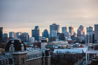 Montreal, Kanada - 24 Kasım 2017: Montreal şehir görünümü günbatımı sırasında doğudan