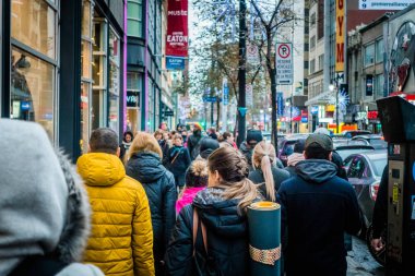 Montreal, Kanada - 25 Kasım 2017: Saat Ste-Catherine sokağında Xmas önce nakliye sırasında hızlı yürüme ile insanlar
