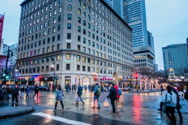 Montreal, Kanada - 25 Kasım 2017: Hızlı saat Ste-Catherine sokağında Xmas önce nakliye sırasında yürüyüş insanlar hareket ile bulanıklık