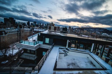 Montreal, Kanada - 26 Kasım 2017: Apartman çatı şehir Montreal soğuk bir kış günbatımı sırasında.