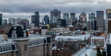 Montreal, Kanada - 26 Kasım 2017: Soğuk ve bulutlu sonbahar akşam görünümünü şehir Montreal ve gökdelenler.