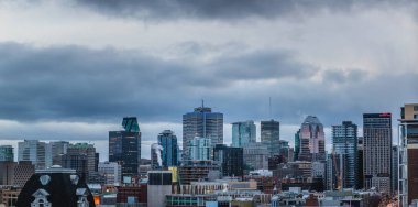 Montreal, Kanada - 26 Kasım 2017: Soğuk ve bulutlu sonbahar akşam görünümünü şehir Montreal ve gökdelenler.