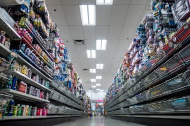Montreal, Kanada - 27 Kasım 2017: Yakın çekim, Dollarama perakende mağaza kapalı koridor oyuncaklar, mobilyaları ve tüm ucuz öğeler kullanılabilir.