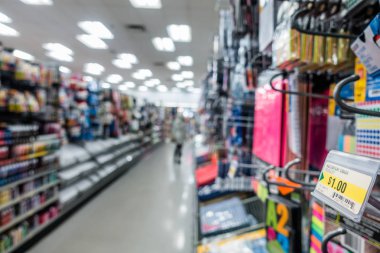 Montreal, Kanada - 27 Kasım 2017: Yakın çekim, Dollarama perakende mağaza kapalı koridor oyuncaklar, mobilyaları ve tüm ucuz öğeler kullanılabilir.