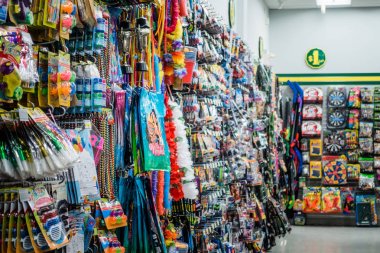 Montreal, Kanada - 27 Kasım 2017: Dollarama perakende mağaza kapalı koridor oyuncaklar, mobilyaları ve tüm ucuz öğeler kullanılabilir.