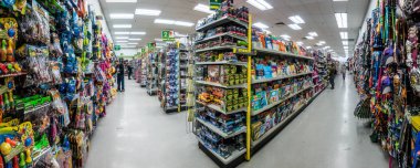 Montreal, Kanada - 27 Kasım 2017: Dollarama perakende mağaza kapalı koridor Panorama ve insanların satın alma oyuncaklar, mobilyaları ve tüm ucuz öğeler kullanılabilir.