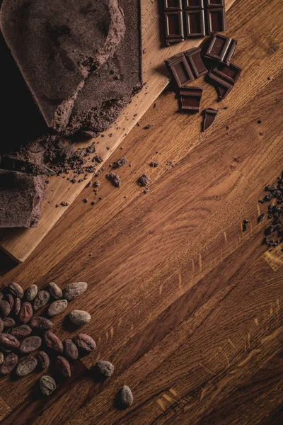 Sweet Table Top View Arreglo Granos Cacao Plumas Barras Chocolate — Foto de Stock