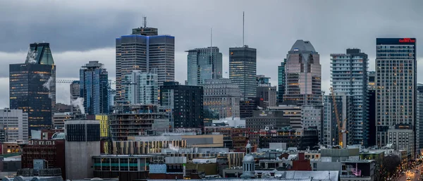 モントリオール ダウンタウンの高層ビルのモントリオール カナダ 2017 寒さと曇り秋夜ビュー — ストック写真