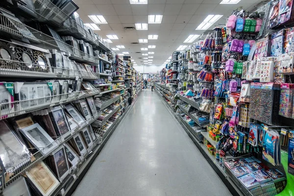 Montreal Canada November 2017 Dollarama Retail Store Indoor Gangpad Met — Stockfoto