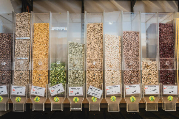 Монреаль, Канада - 27 ноября 2017 года: оптовая торговля продукцией и продуктами питания в компании "Френко".
