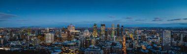 Montreal, Kanada - 27 Kasım 2017: görünümün soğuk karlı Montreal şehir merkezinde gece Mount Royal Top büyük kararlar süper.