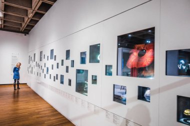 Montreal, Kanada - 28 Kasım 2017: Montreal Güzel Sanatlar Müzesi. Farklı mücevher Vitrini 