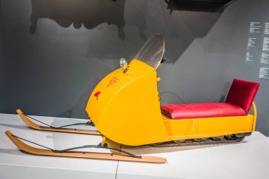 Montreal, Kanada - 28 Kasım 2017: Montreal Güzel Sanatlar Müzesi. O antika Bombardier kar arabası