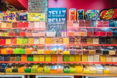 Montreal, Kanada - 28 Kasım 2017: İç Sucre Bleu ticaret tanınmış Candy Shop Montreal St-Denis Street üzerinde
