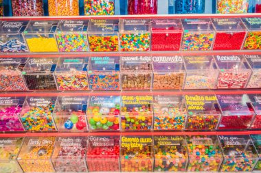 Montreal, Kanada - 28 Kasım 2017: İç Sucre Bleu ticaret tanınmış Candy Shop Montreal St-Denis Street üzerinde