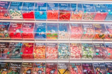 Montreal, Kanada - 28 Kasım 2017: İç Sucre Bleu ticaret tanınmış Candy Shop Montreal St-Denis Street üzerinde