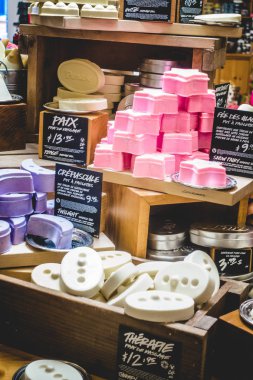 Montreal, Kanada - 29 Kasım 2017: St-Denis sokakta Montreal yemyeşil salonu içinde. Geniş duvar ve görüntü farklı Soap ve banyo bomba çekim. 