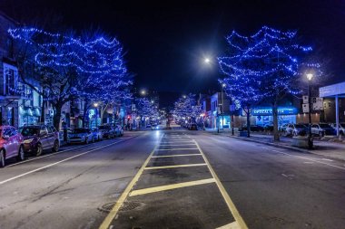 Montreal, Kanada - 30 Kasım 2017: Mount Royal Street Noel gece dekorasyon ışık ile.
