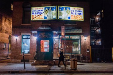 Montreal, Kanada - 30 Kasım 2017: Fairmount simit Storefront geceleri. İyi bilinen 24 saat el yapımı simit şirket Montreal'de