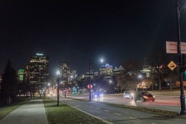 Montreal, Kanada - 30 Kasım 2017: Park Caddesi ile şehir Montreal şehir içinde geçmiş. Resim Mount-Royal önünde bir soğuk sonbahar gece on