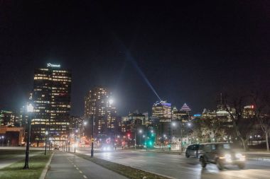 Montreal, Kanada - 30 Kasım 2017: Park Caddesi ile şehir Montreal şehir içinde geçmiş. Resim Mount-Royal önünde bir soğuk sonbahar gece on