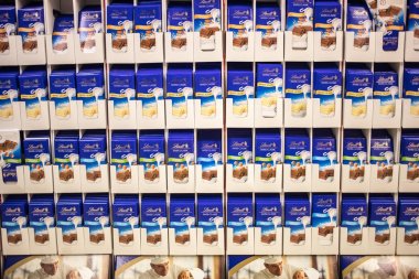 Montreal, Kanada - 30 Kasım 2017: Lindt çikolata raf dolu bir Provogo bakkal Montreal Tablet.